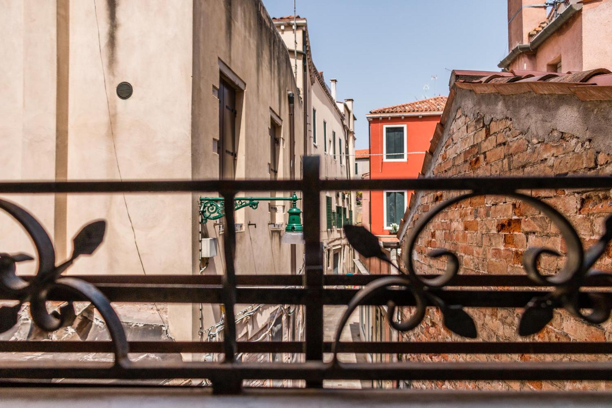 Doge'S Mirror & Stair @Frari Lägenhet Venedig Rum bild